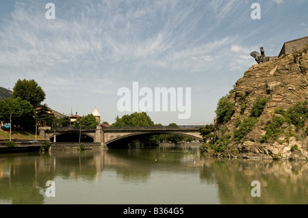 Vue de la falaise et de Metekhi Kura ou Mtkvari River qui coule à travers Tbilissi capitale de la République de Géorgie Banque D'Images
