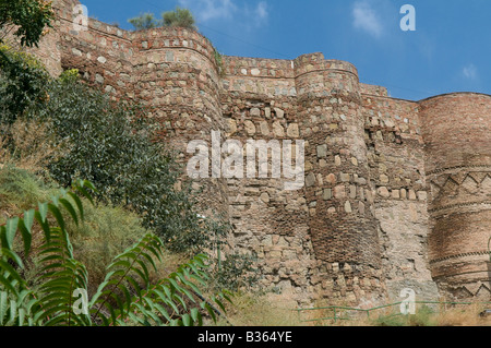 Les anciens murs de la forteresse de Narikala surplombant Tbilissi, capitale de la République de Géorgie Banque D'Images