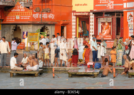 Pèlerin au ghat principal de Har-ki-pauri à Haridwar, Inde. Banque D'Images