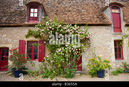 Ferme traditionnelle française dans les jardins de Drulon, Loye-sur-Arnon Banque D'Images