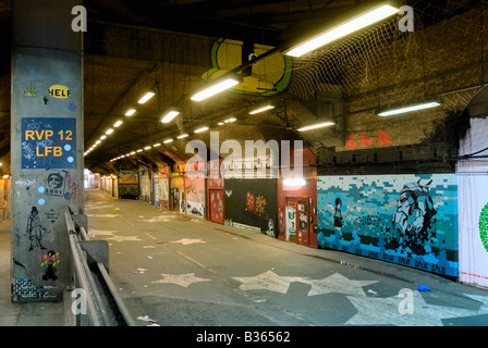 Banksy, les boîtes collectives Festival, 'Leake Street' Tunnel, la gare de Waterloo, Londres, Angleterre, un graffiti sur le mur du tunnel Banque D'Images