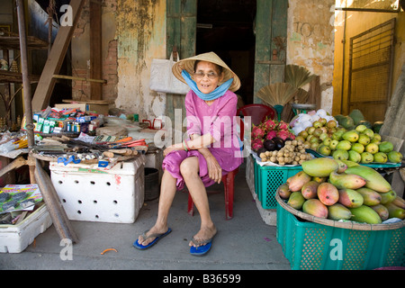 Une dame s'exécute son échoppe de marché au Vietnam Banque D'Images