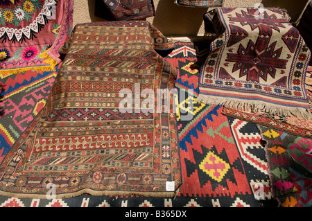 Tapis traditionnels tissés à plat Kilim avec des couleurs vibrantes et des motifs géométriques en vente au marché dans un magasin, Tbilissi, République de Géorgie Banque D'Images
