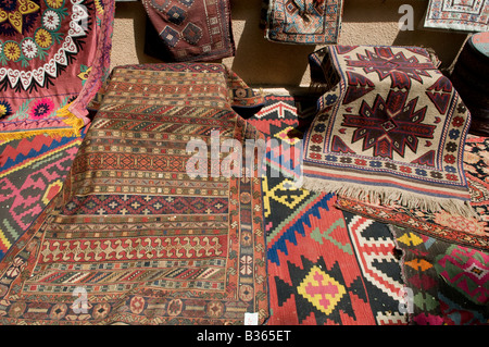 Tissu traditionnel richement colorés à vendre au marché dans un magasin, Tbilissi, en République de Géorgie Banque D'Images