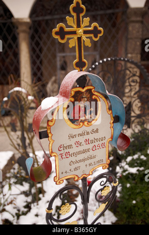 Cimetière St Pierre . Décorées de pierres tombales. Salzburg Autriche Banque D'Images