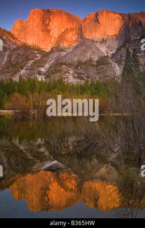 Demi Dôme reflète en Mirror Lake Yosemite National Park California USA Banque D'Images