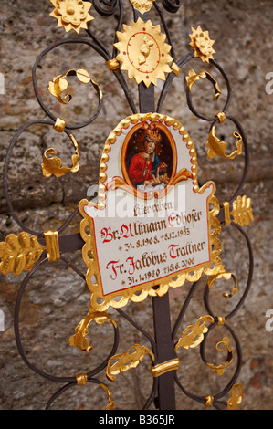 Cimetière St Peters traditionnel décoré de marqueurs de tombes peints. . Salzbourg Autriche Banque D'Images