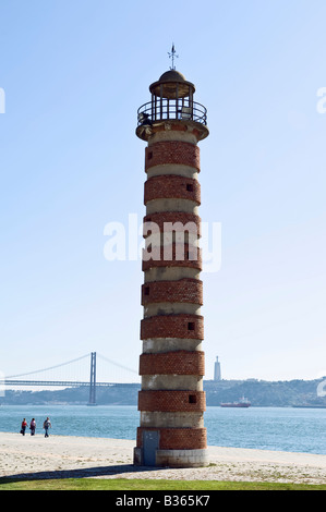 Vieux phare dans l'estuaire du Tage, Lisbonne, Portugal Banque D'Images