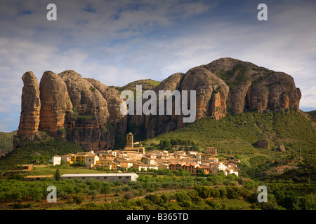 Vue de village sur une colline de Aguero près de Pyrénées en Aragon Région de l'Espagne Banque D'Images