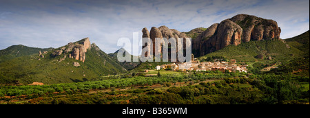 Vue panoramique du village sur une colline de Aguero près de Pyrénées en Aragon Région de l'Espagne Banque D'Images