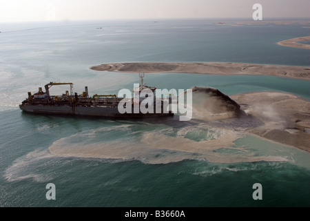 Des travaux de dragage au large de la côte de Dubaï afin de créer le groupe d'îles Banque D'Images