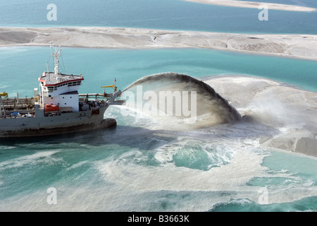 Des travaux de dragage au large de la côte de Dubaï afin de créer le groupe d'îles Banque D'Images