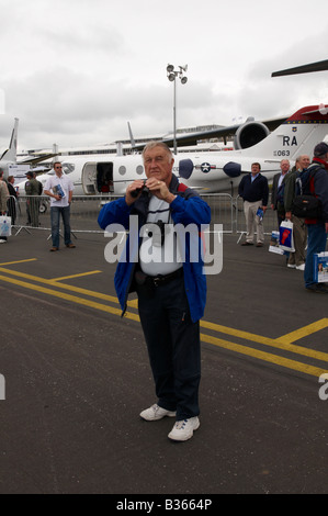 L'homme à l'aide de jumelles foules grand public à Farnborough Air Show 2008 Les Amateurs le vendredi 24 Banque D'Images