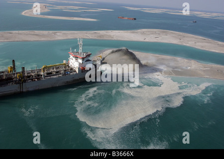 Des travaux de dragage au large de la côte de Dubaï afin de créer le groupe d'îles Banque D'Images