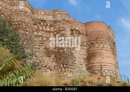 Les anciens murs de la forteresse de Narikala surplombant Tbilissi, capitale de la République de Géorgie Banque D'Images