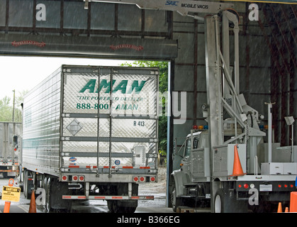 Questions et documents à l'agent commercial ou inspecte un entrant sur le port d'entrée américain Washington de Sumas. Banque D'Images