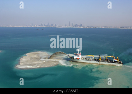 Des travaux de dragage au large de la côte de Dubaï afin de créer le groupe d'îles Banque D'Images