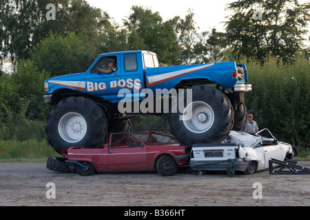 Big Boss monster truck voitures écrasant Banque D'Images