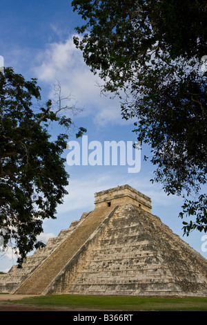 El Castillo Pyramide de Kukulcan ou "Le Château" au site archéologique maya de Chichen Itza au Yucatan, Mexique. Banque D'Images