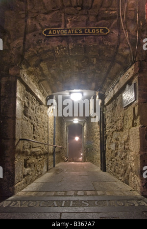 Fermer les défenseurs sur une nuit brumeuse Royal Mile d'Édimbourg Banque D'Images