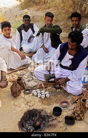 Portrait d'Ababda tribesman partager café dans la vallée du désert de Wadi el Gemal Parc National de l'Égypte Banque D'Images