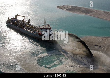 Des travaux de dragage au large de la côte de Dubaï afin de créer le groupe d'îles Banque D'Images