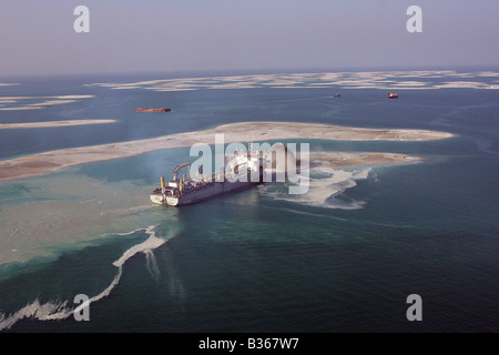 Des travaux de dragage au large de la côte de Dubaï afin de créer le groupe d'îles Banque D'Images