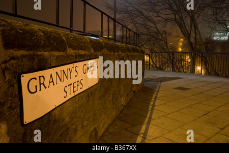 Étapes du vert Granny Edinburgh old town sur une nuit de brouillard Banque D'Images