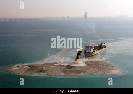 Des travaux de dragage au large de la côte de Dubaï afin de créer le groupe d'îles Banque D'Images