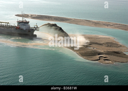 Des travaux de dragage au large de la côte de Dubaï afin de créer le groupe d'îles Banque D'Images