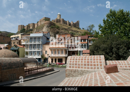 Bains de soufre Abanotubani distric Narikala fortress avec dans la vieille ville de Tbilissi, la capitale de la République de Géorgie Banque D'Images