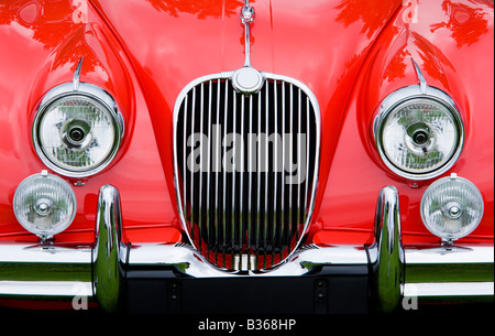 Un rouge lumineux classic Jaguar XK 150 Voiture de sport montrant les phares et l'aile grill Banque D'Images