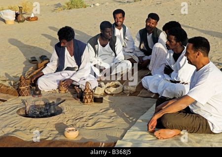 Ababda tribesman partager début de soirée café dans la vallée du désert de Wadi el Gemal Parc National de l'Égypte Banque D'Images