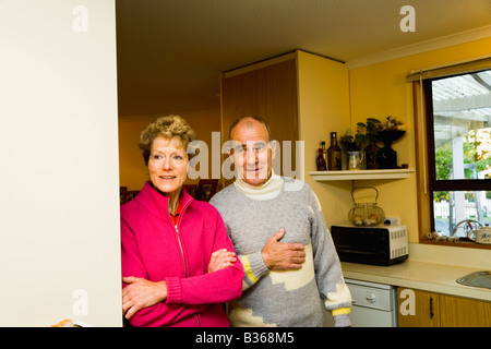Couple standing in kitchen Banque D'Images