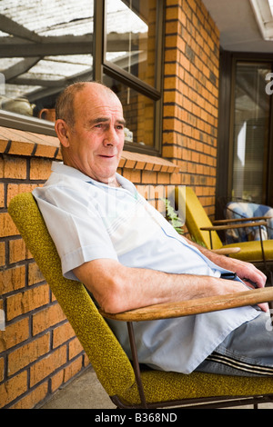 Senior man sitting on chair Banque D'Images