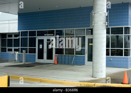 Questions et documents à l'agent commercial ou inspecte un entrant sur le port d'entrée américain Washington de Sumas. Banque D'Images