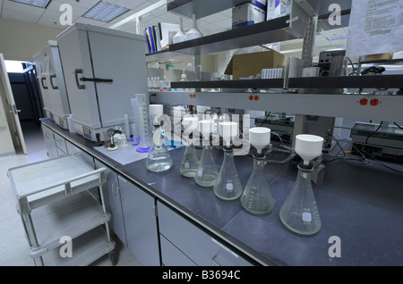 Laboratoire de la qualité de l'eau à l'usine de recyclage de l'eau Michelson, Irvine Ranch Water District, Irvine, Californie, USA Banque D'Images