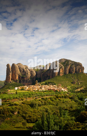 Vue de village sur une colline de Aguero près de Pyrénées en Aragon Région de l'Espagne Banque D'Images