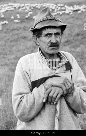 Portrait of mature sheperd homme d'herbe et de moutons dans les montagnes en arrière-plan Une Grande Fatra Slovaquie l'été 2008 en noir et blanc Banque D'Images