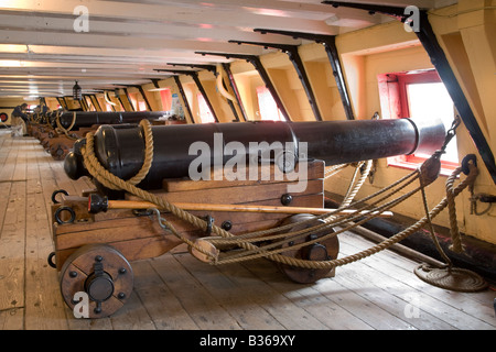 Canon de navire de 18 livres sur le pont H.M. Frigate licorne, Victoria Dock, Dundee, Tayside, Écosse. Original et plus ancien navire de guerre géorgien en bois Royaume-Uni Banque D'Images