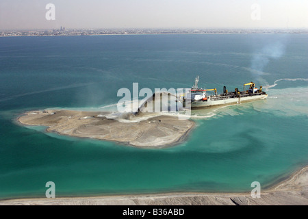 Des travaux de dragage au large de la côte de Dubaï afin de créer le groupe d'îles Banque D'Images