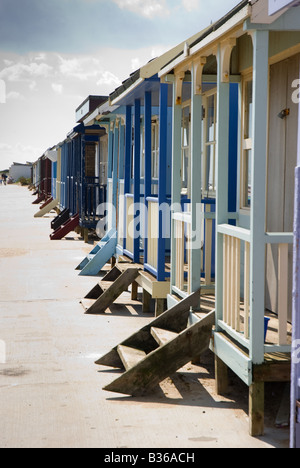 Cabines de plage Pastel à Sandilands, près de Mablethorpe, sur la côte du Lincolnshire. Banque D'Images