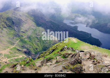 La vue sur la vallée avec vue sur Llyn Llyn Llydaw Glaslyn et cairn du sommet du Mont Snowdon Banque D'Images