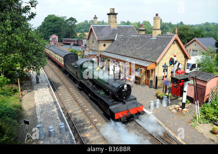 Machine à vapeur Erlestoke Manor se retire de Arley Station sur la Severn Valley Railway dans le Worcestershire en Angleterre Banque D'Images