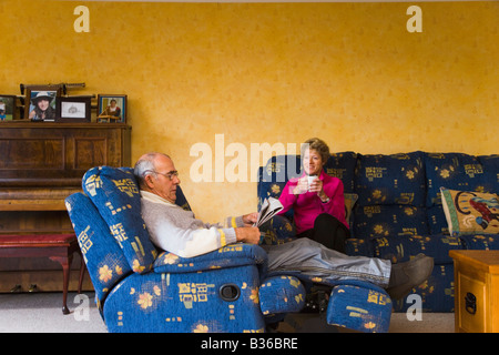 Senior couple on sofa Banque D'Images