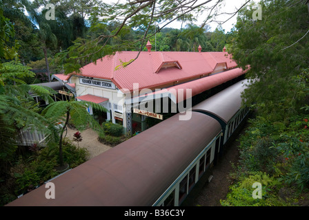 La plante tropicale de Kuranda festonnées gare sur le plateau d'Atherton dans far north Queensland Banque D'Images