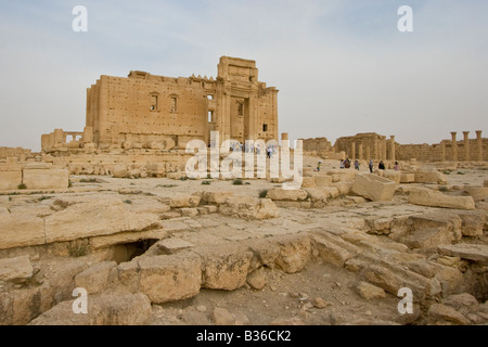 Les touristes au Temple de Bel dans les ruines romaines de Palmyre en Syrie Banque D'Images