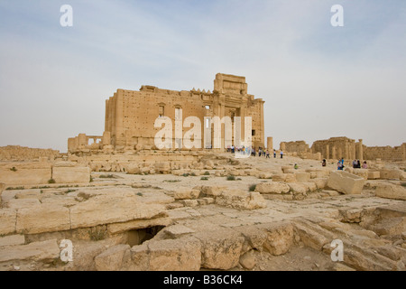 Les touristes au Temple de Bel dans les ruines romaines de Palmyre en Syrie Banque D'Images