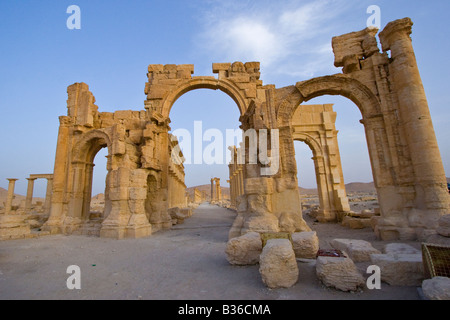 Arc monumental dans les ruines romaines de Palmyre en Syrie Banque D'Images