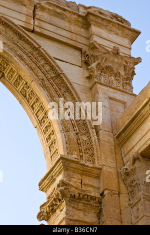 Arc monumental dans les ruines romaines de Palmyre en Syrie Banque D'Images